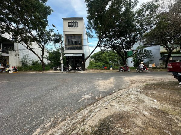 Cần bán lô đất đẹp khu TDC Đất Lành đường nhựa 13m song song với đường Phong Châu